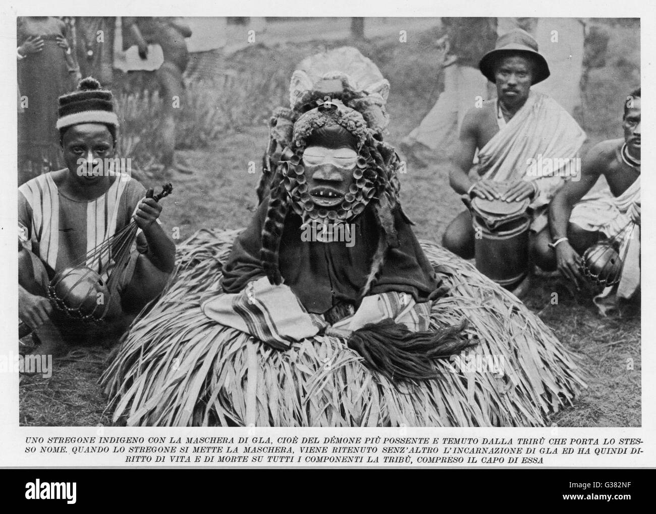 Un witchdoctor dell Africa meridionale ha rilevato dal viaggiatore americano William Seabrook data: 1930 Foto Stock