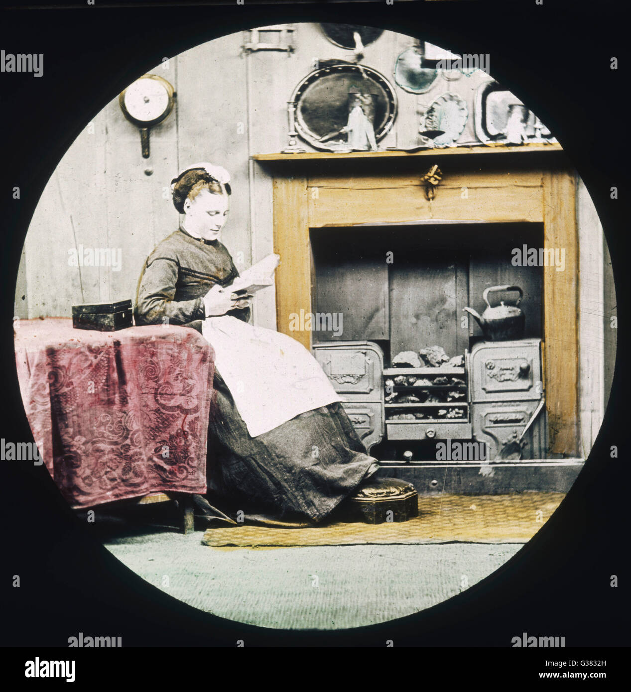 Una donna si siede la lettura dalla cucina. Data: tardo XIX secolo Foto Stock