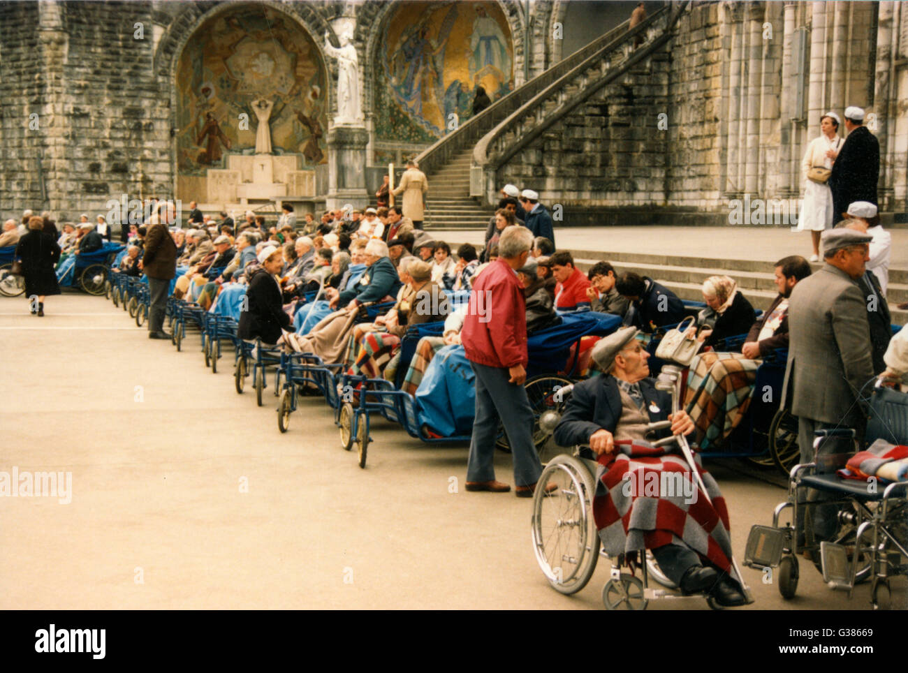 Pellegrini non valido di attendere pazientemente nel loro sedie a rotelle per il pomeriggio la Messa di fronte al Rosario data: 1986 Foto Stock