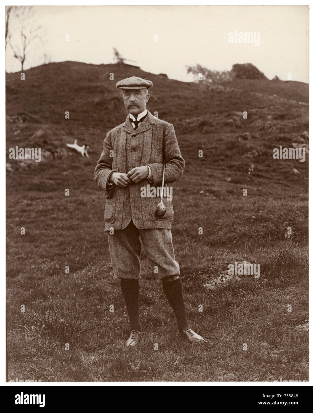 Un gentleman nel suo plus-fours pronto per giocare una partita di golf. Data: circa 1910 Foto Stock