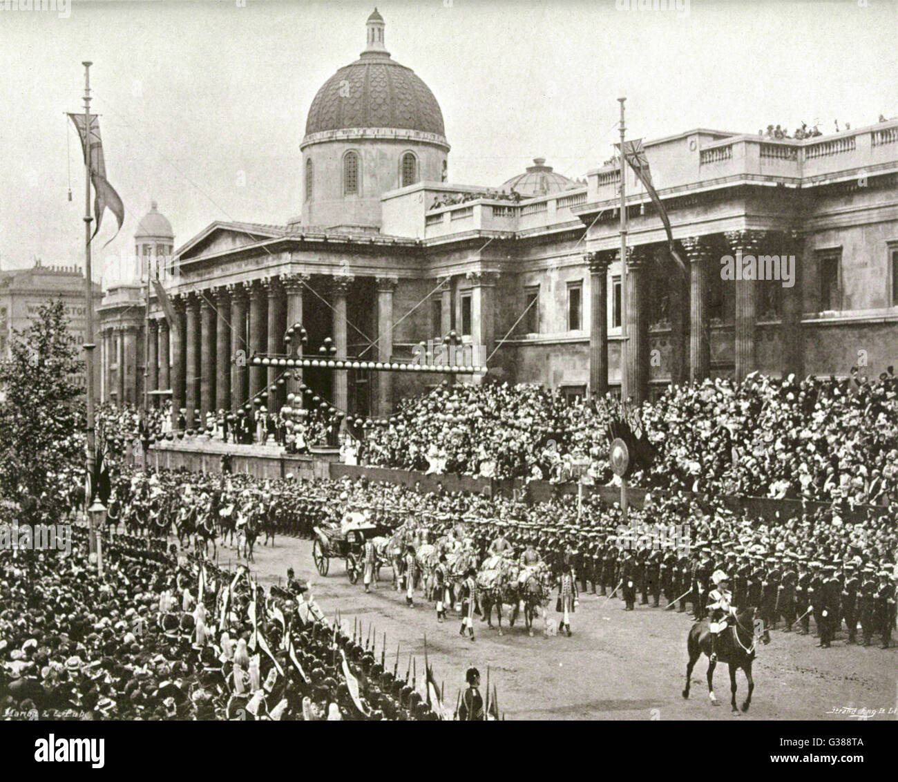 Il suo Giubileo di Diamante processione passa alla National Gallery, Trafalgar Square data: 1897 Foto Stock