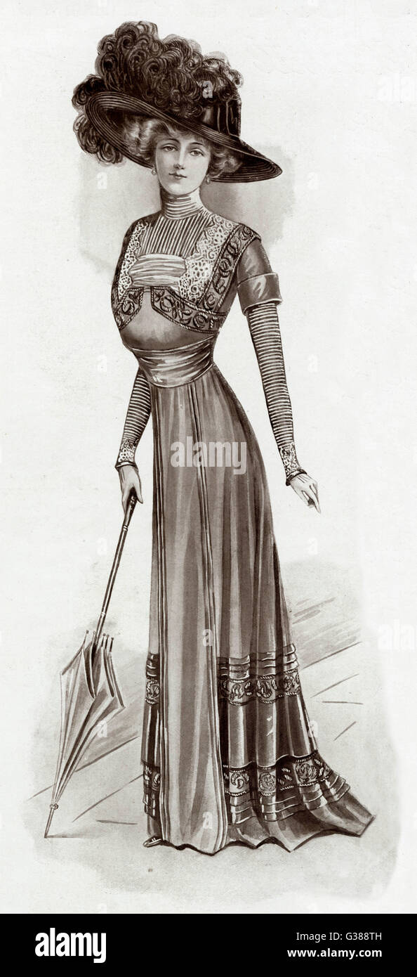 Donna che indossa Vedova allegra con cappello di piume e bella tunica tonaca con ratto's ricami di coda in viola e oro su net. 1909 Foto Stock
