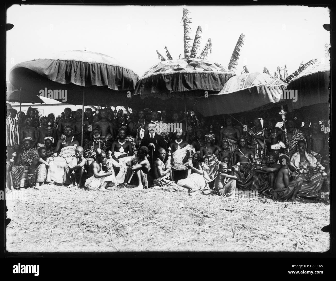 Il capitano Sir Cecil Armitage, Commissario capo dei territori del Nord, Gold Coast (1910- 20) fotografati a Accra con un gruppo di Ashanti re. Data: circa 1910 Foto Stock
