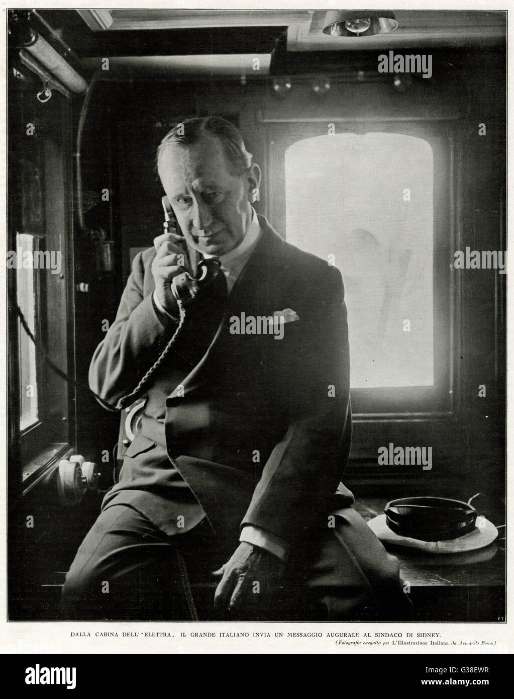 GUGLIELMO MARCONI inventore italiano, nella cabina del 'Electra', che istituisce il collegamento radio per l'Australia, 1930 Data: 1874 - 1937 Foto Stock
