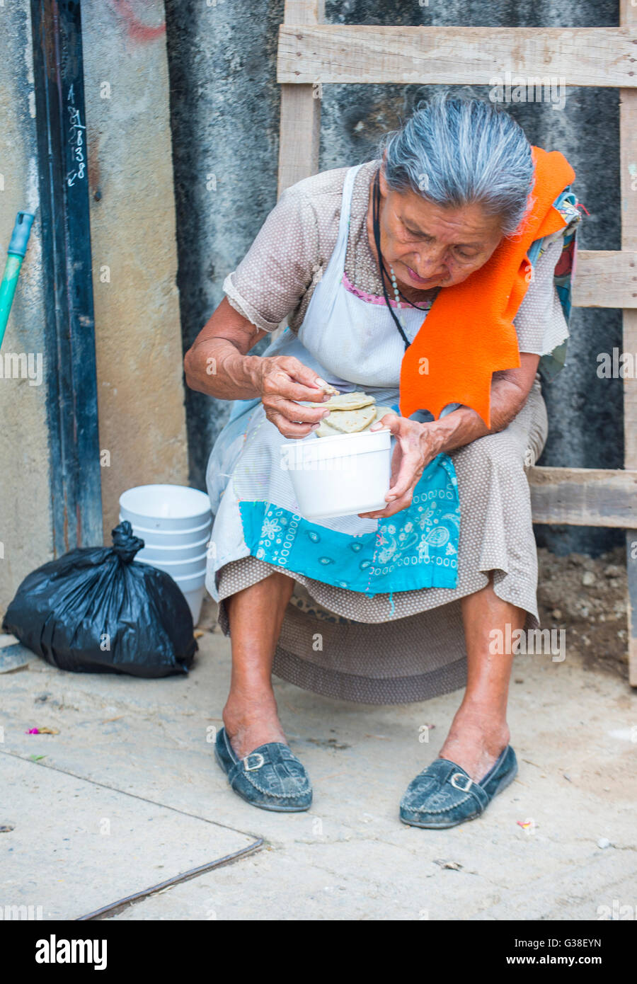 Ritratto di una donna di Salvadoran durante il fiore & Palm Festival in Panchimalco, El Salvador Foto Stock