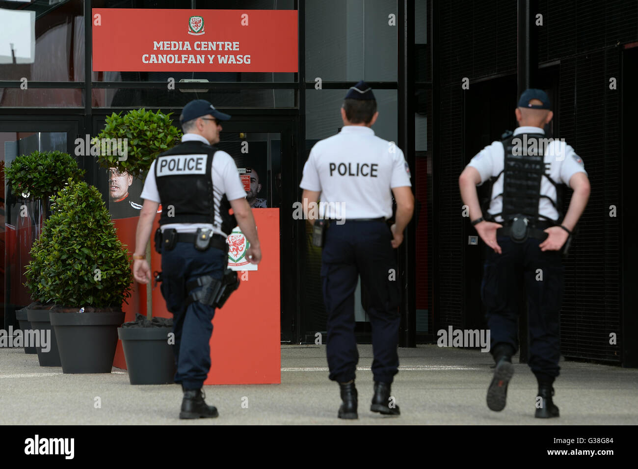 La polizia fanno la loro strada nel Galles Media Center Complex sportif du Cosec, Dinard. Foto Stock