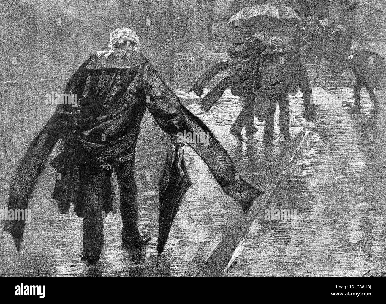 Barristers fanno la loro strada attraverso la pioggia lungo Carey Street da le locande di corte a Londra Tribunali, indossando il loro abito tradizionale data: 1886 Foto Stock
