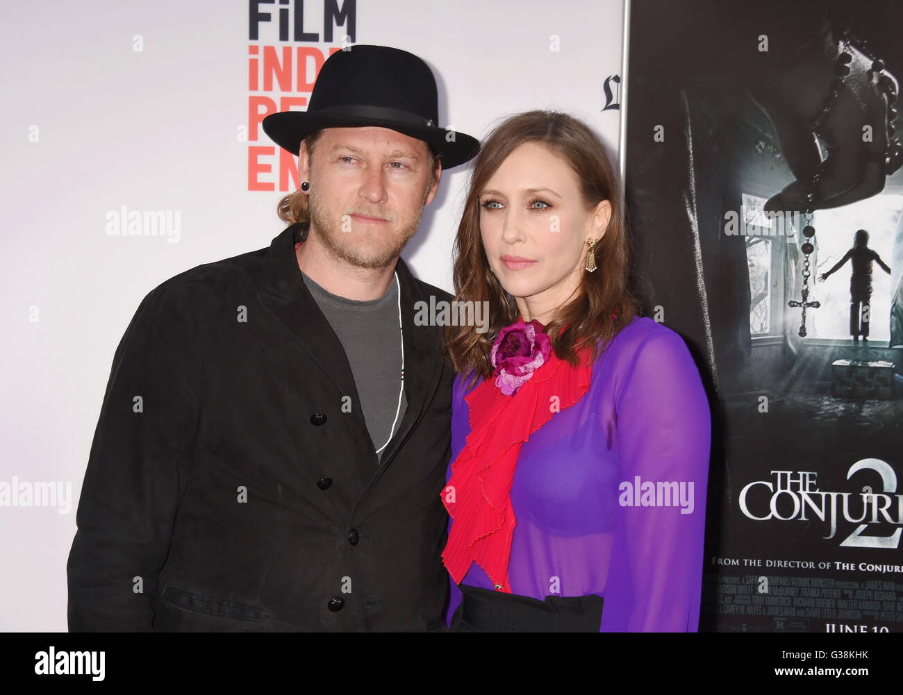 Hollywood, California. Il 7 giugno, 2016. HOLLYWOOD, CA - Giugno 07: attrice Vera Farmiga (R) e musicista Renn Hawkey assistere alla premiere di 'la prestidigitazione 2' durante il 2016 Los Angeles Film Festival a TCL Chinese Theatre IMAX su Giugno 7, 2016 in Hollywood, la California. | Verwendung weltweit © dpa/Alamy Live News Foto Stock