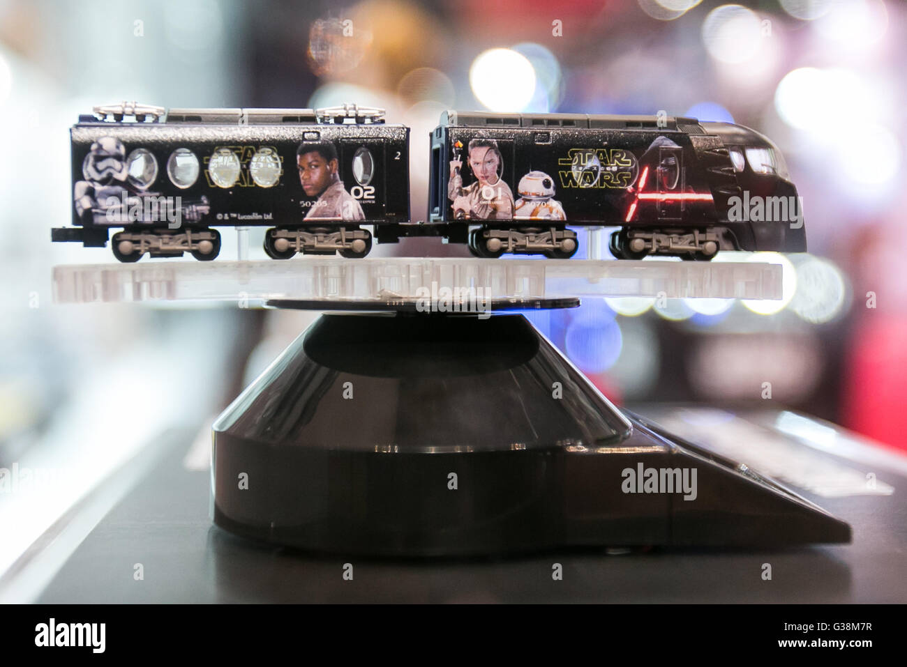 Tokyo, Giappone. Il 9 giugno, 2016. . 09 Giugno, 2016. Una ferrovia elettrica ''Star Wars: La forza di risvegliare'' limitata Express sul display all'International Tokyo Toy Show 2016 a Tokyo Big Sight il 9 giugno, 2016, Tokyo, Giappone. La mostra annuale di vetrine alcuni 35.000 giocattoli da 160 toy maker provenienti da Giappone e all'estero. Lo spettacolo viene eseguito a giugno xii e gli organizzatori si aspettano di attrarre 160.000 visitatori. © Rodrigo Reyes Marin/AFLO/Alamy Live News Credito: Aflo Co. Ltd./Alamy Live News Foto Stock