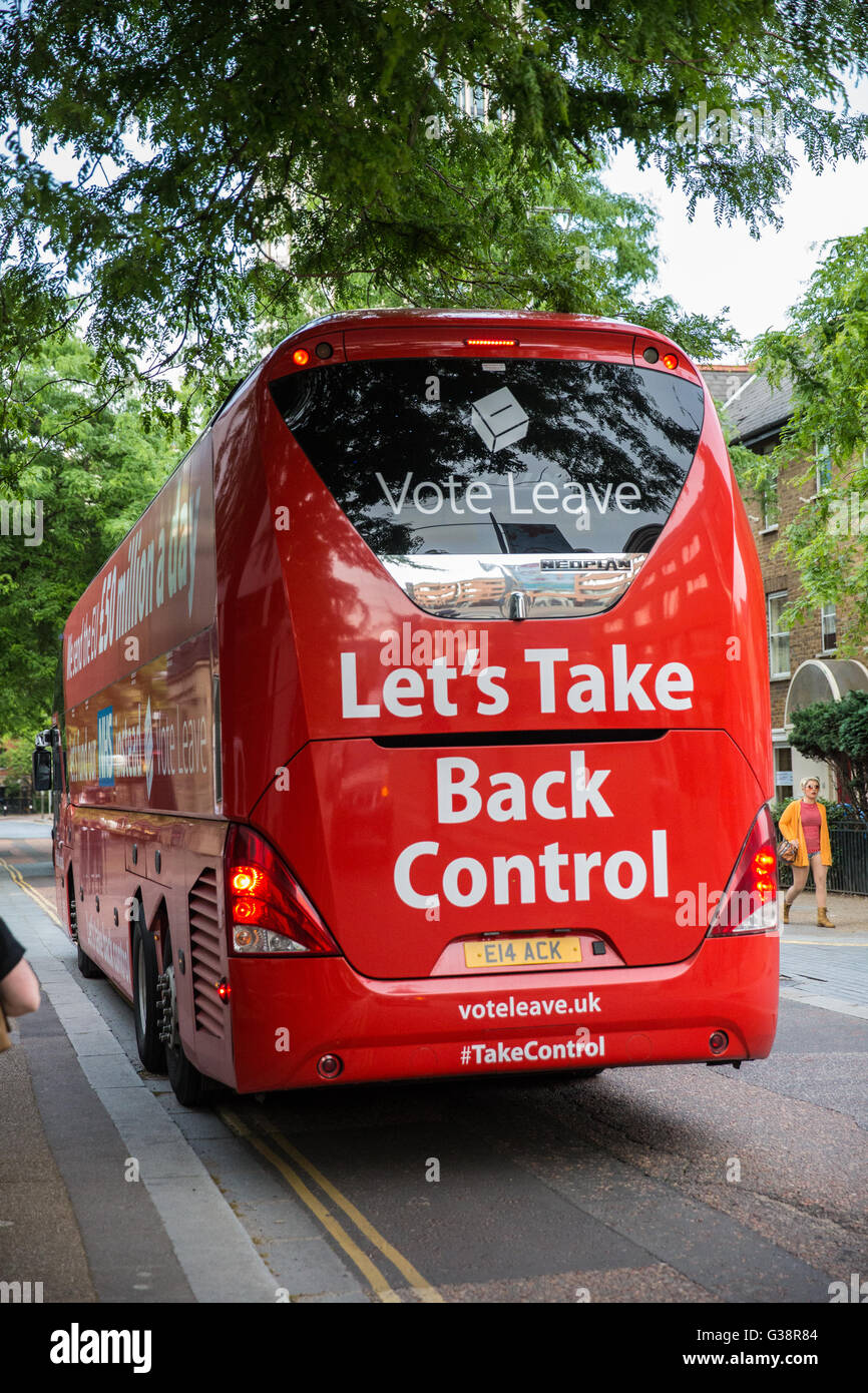 Londra, Regno Unito. Il 9 giugno, 2016. La votazione lasciare battlebus arriva portando Boris Johnson, Gisela Stuart e Andrea Leadsom al ITV studios per il Referendum UE dibattito con Nicola storione, Angela Eagle e ambra Rudd. Credito: Mark Kerrison/Alamy Live News Foto Stock