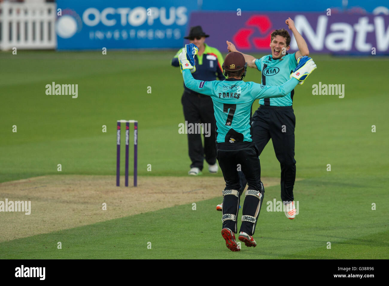 Londra, Regno Unito. 8 Giugno 2016. Zafar Ansari festeggia con Ben Foakes dopo aver ottenuto il paletto di Darren Sammy bowling per Surrey contro Hampshire nel Nat West T20 Blast match contro al ovale. David Rowe/Alamy Live news. Foto Stock