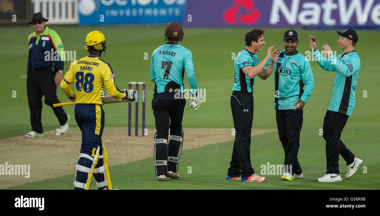 Londra, Regno Unito. 8 Giugno 2016. Zafar Ansari celebra dopo aver ottenuto il paletto di Darren Sammy bowling per Surrey contro Hampshire nel Nat West T20 Blast match contro al ovale. David Rowe/Alamy Live news. Foto Stock