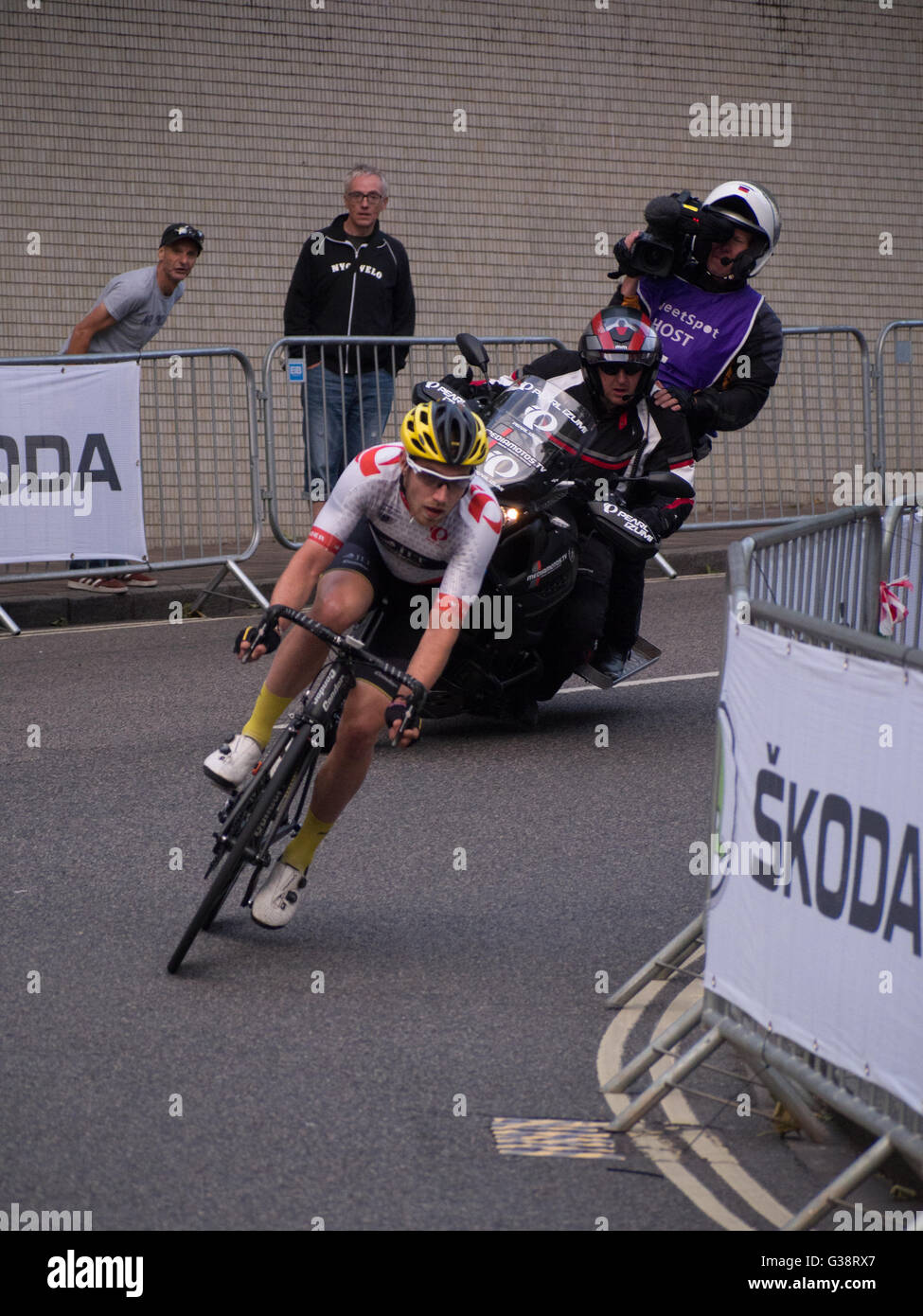 Portsmouth, Regno Unito, 09 giugno 2016. jon stampo del team JLT Condor conduce la gara, seguito da una telecamera durante il round finale del Pearl Izumi Tour Series, svoltasi a Portsmouth. Stampo eventualmente schiantato le barriere e ha perso la testa per Alex Blain di Madison Genesi Credito: simon evans/Alamy Live News Foto Stock