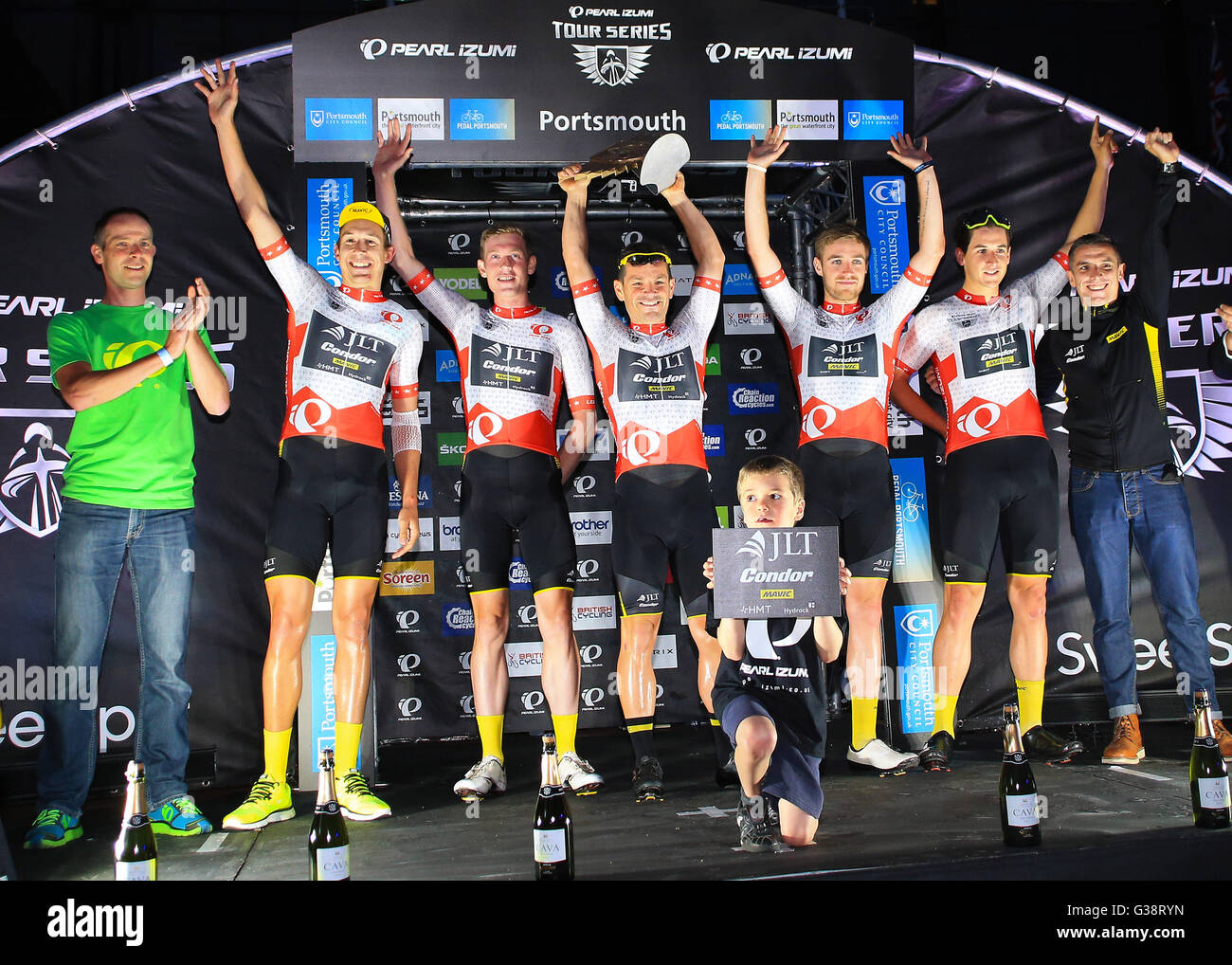 Portsmouth, Regno Unito. 09 Giugno, 2016. Pearl Izumi serie Tour in bicicletta. Portsmouth. Tour globale serie Team vincente JLT Condor celebrare Credito: Azione Sport Plus/Alamy Live News Foto Stock