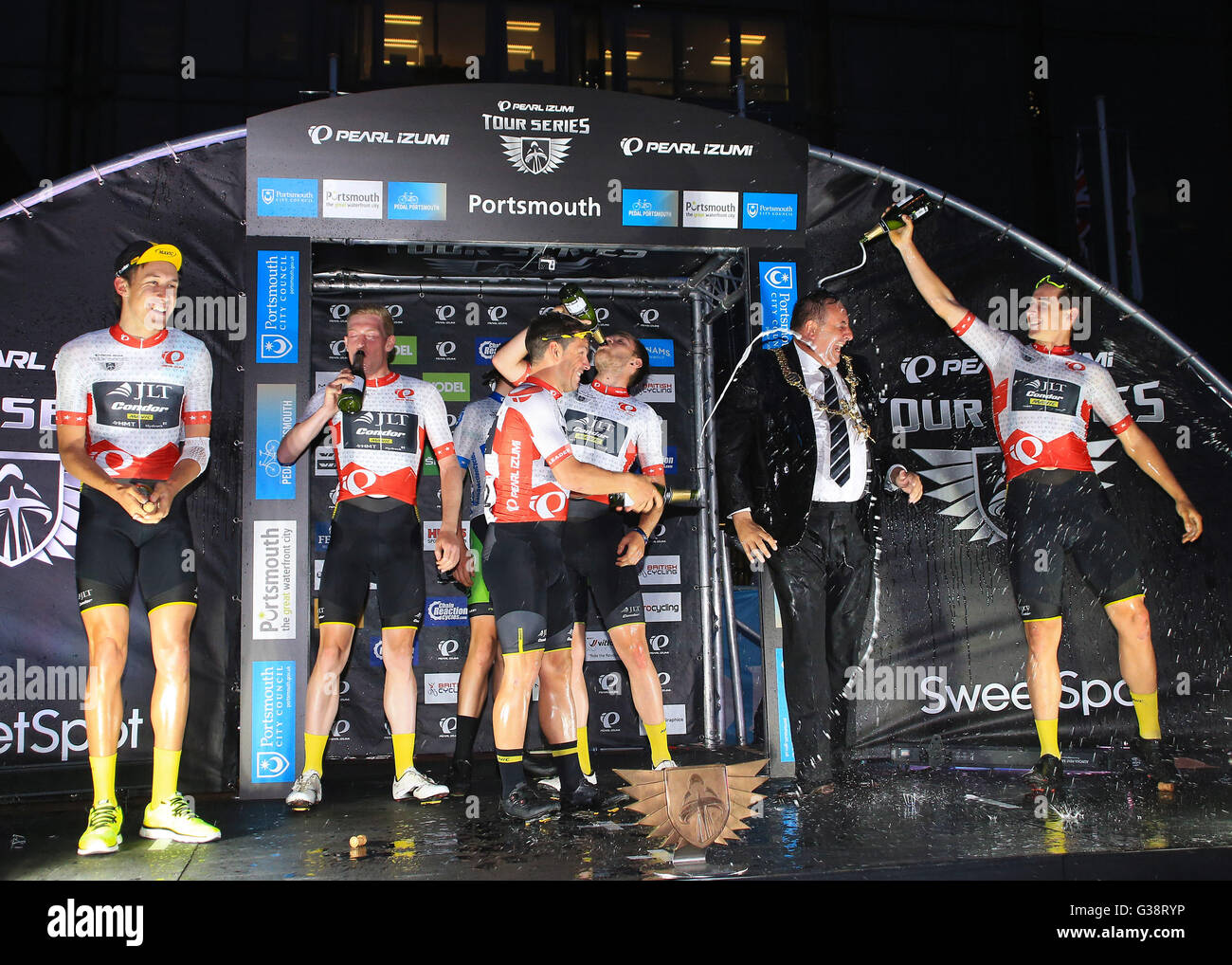 Portsmouth, Regno Unito. 09 Giugno, 2016. Pearl Izumi serie Tour in bicicletta. Portsmouth. Tour globale serie Team vincente JLT Condor festeggiare con champagne e Portsmouth il Signore Consigliere Mayer David Fuller è imbevuto Credito: Azione Sport Plus/Alamy Live News Foto Stock