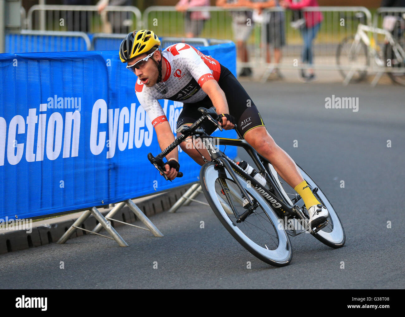 Portsmouth, Regno Unito. 09 Giugno, 2016. Pearl Izumi serie Tour in bicicletta. Portsmouth. Chris Lawless di JLT Condor arrotonda un diritto hander Credito: Azione Sport Plus/Alamy Live News Foto Stock