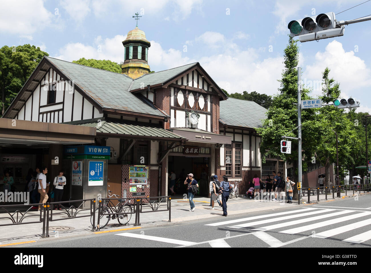 Tokyo, Giappone. Decimo Giugno, 2016. Una vista generale della stazione Harajuku il 10 giugno 2016, Tokyo, Giappone. Oriente Giappone Railway Co. ha annunciato il 8 giugno i piani per ricostruire la quasi secolo-vecchia stazione Harajuku con il progetto impostato per essere completato in tempo utile per le Olimpiadi 2020. L'attuale struttura in legno è creduto per essere il legno più vecchio edificio della stazione di Tokyo ed è stato costruito nel 1924 con uno stile architettonico europeo e la nuova stazione sarà più grande con un extra di piattaforma e una nuova porta sul lato ovest. Non è stato ancora deciso se la vecchia struttura dovrà anche essere preservati come parte del Foto Stock