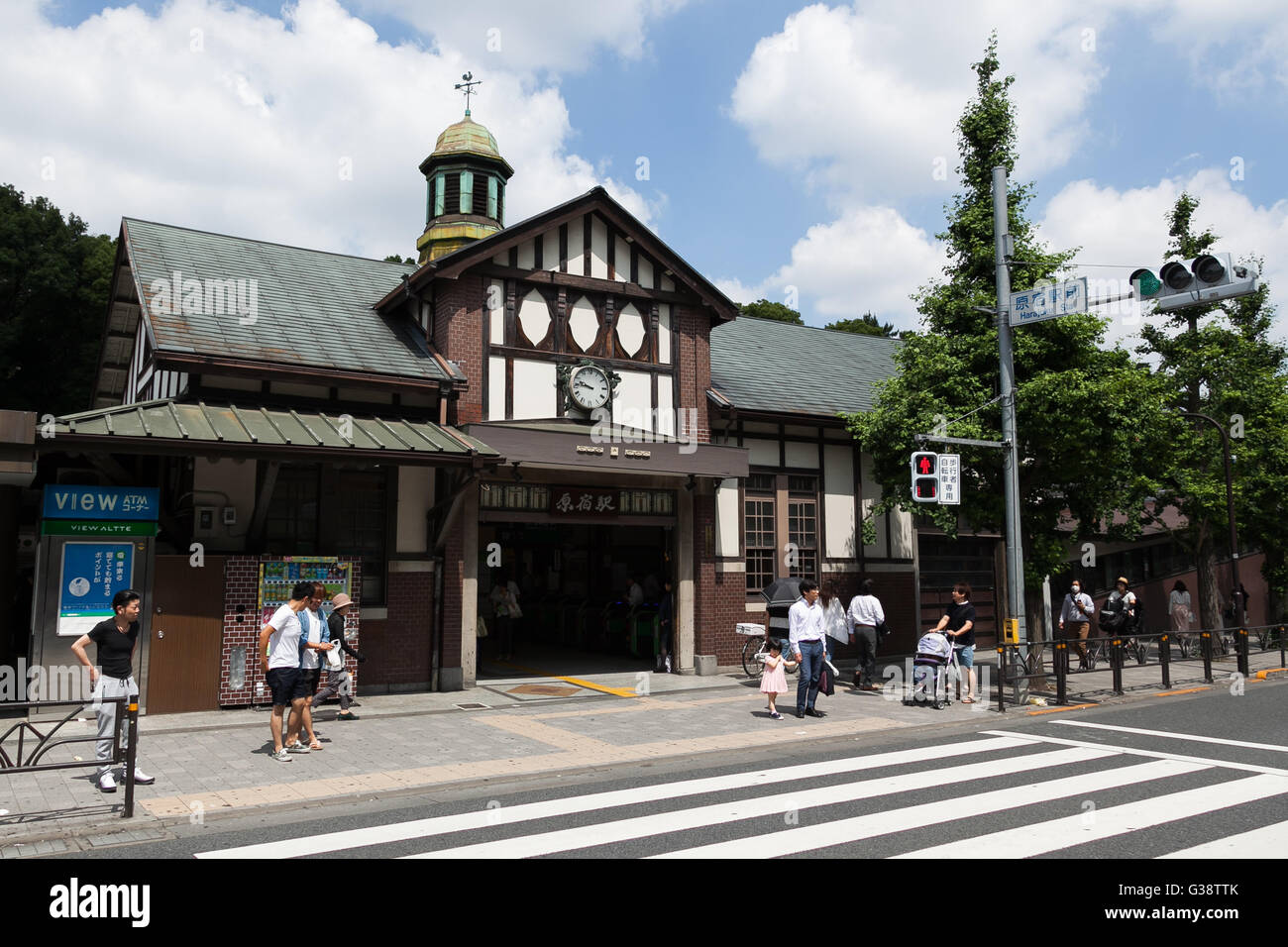 Tokyo, Giappone. Decimo Giugno, 2016. Una vista generale della stazione Harajuku il 10 giugno 2016, Tokyo, Giappone. Oriente Giappone Railway Co. ha annunciato il 8 giugno i piani per ricostruire la quasi secolo-vecchia stazione Harajuku con il progetto impostato per essere completato in tempo utile per le Olimpiadi 2020. L'attuale struttura in legno è creduto per essere il legno più vecchio edificio della stazione di Tokyo ed è stato costruito nel 1924 con uno stile architettonico europeo e la nuova stazione sarà più grande con un extra di piattaforma e una nuova porta sul lato ovest. Non è stato ancora deciso se la vecchia struttura dovrà anche essere preservati come parte del Foto Stock