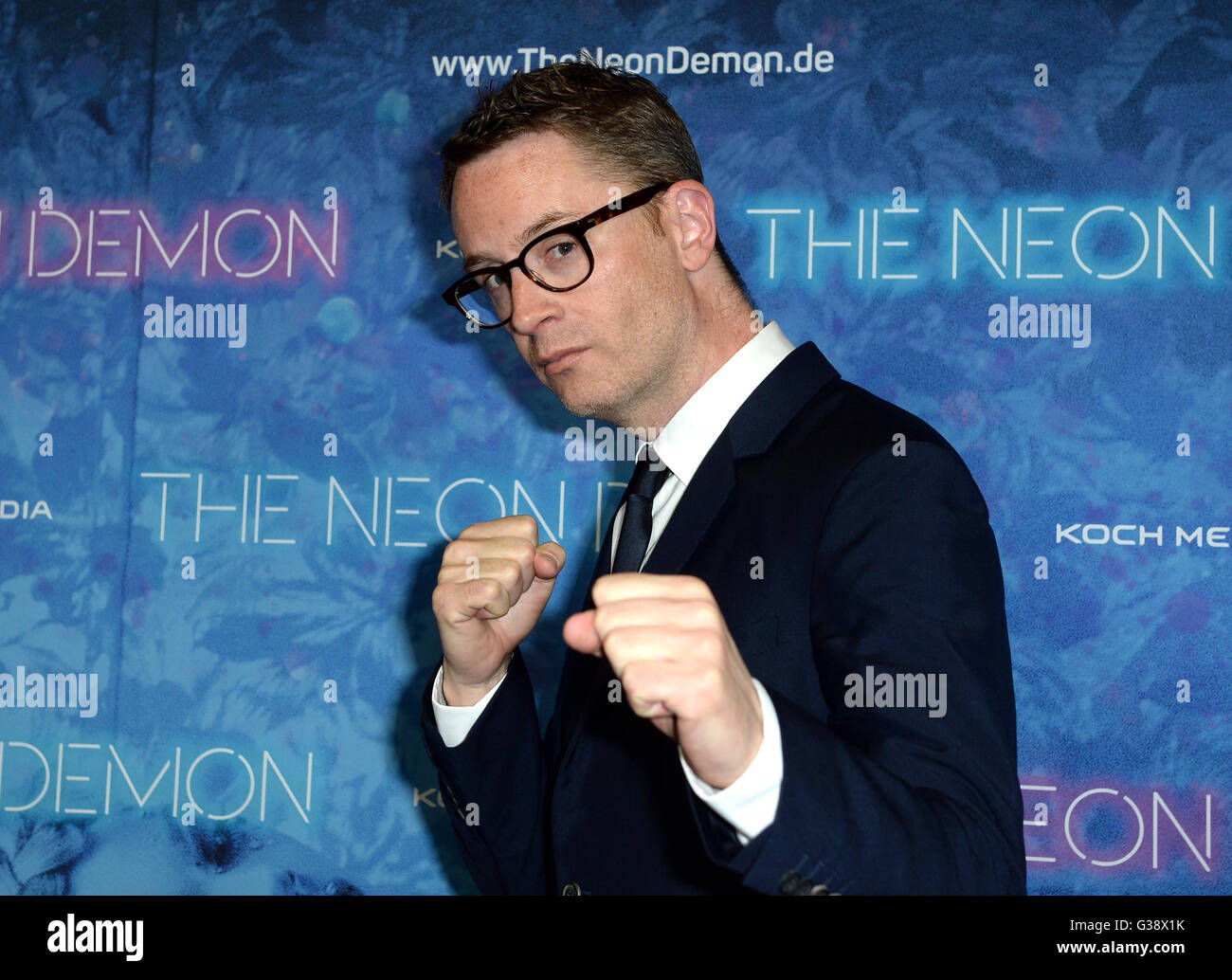 Berlino, Germania. 09 Giugno, 2016. Regista danese Nicolas Winding Refn arriva per la prima assoluta di "Il Neon di Demon' a Kulturbraueri a Berlino, Germania, 09 giugno 2016. Foto: Britta Pedersen/dpa/Alamy Live News Foto Stock