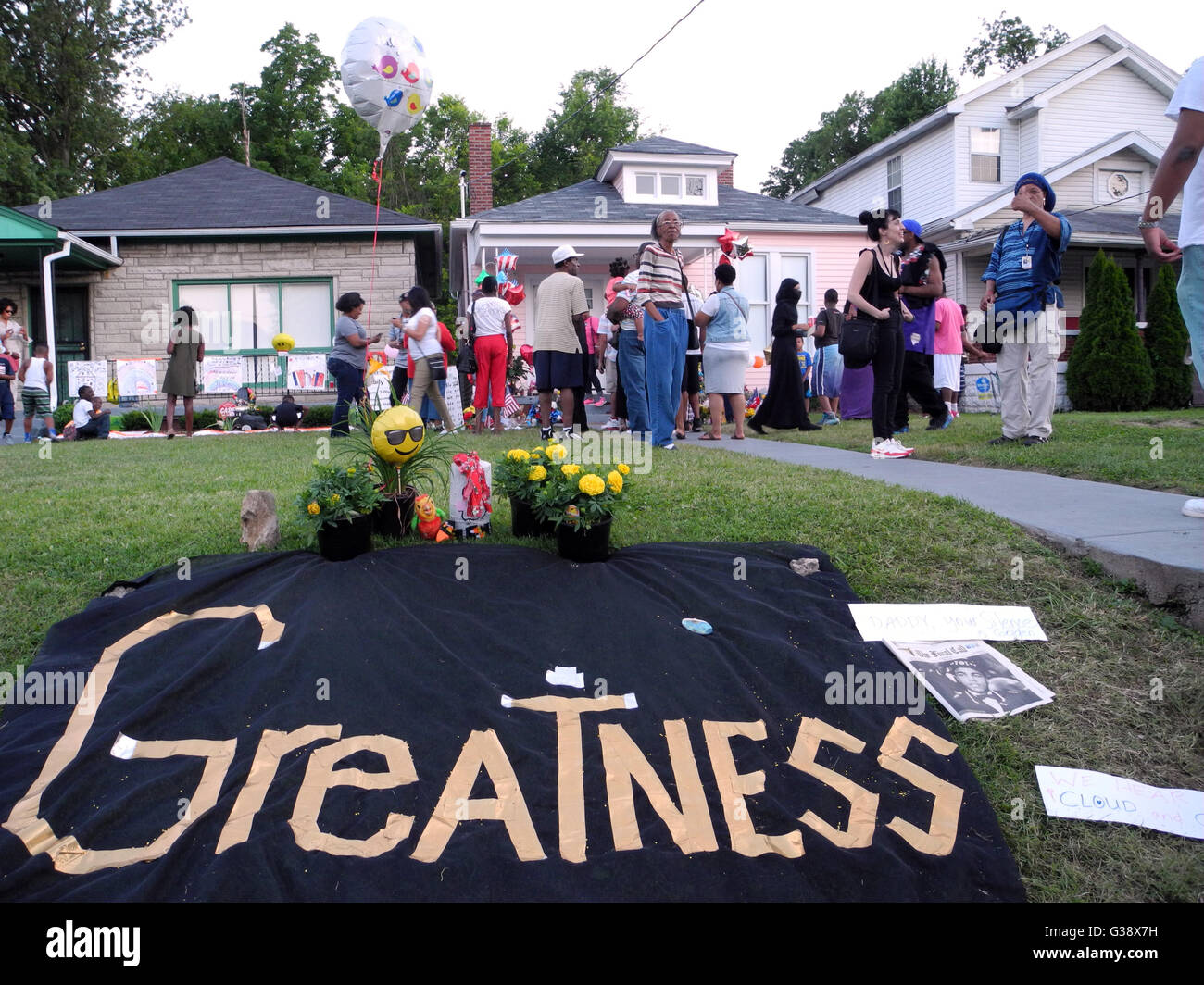 Louisville, Stati Uniti d'America. 09 Giugno, 2016. Le persone hanno stabilito dei fiori e regali alla Casa d'infanzia di boxer Muhammad Ali a Louisville, Stati Uniti d'America, 09 giugno 2016. Ali è nato come Cassio Marcello Clay Jr., morì 03 giugno 2016 in Scottsdale. Foto: Johannes Schmitt-Tegge/dpa/Alamy Live News Foto Stock