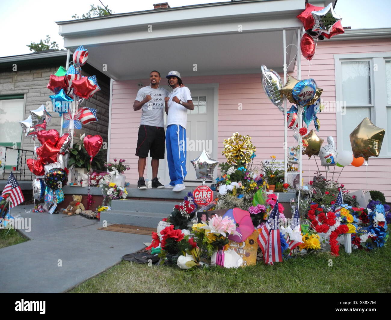 Louisville, Stati Uniti d'America. 09 Giugno, 2016. Le persone hanno stabilito dei fiori e regali alla Casa d'infanzia di boxer Muhammad Ali a Louisville, Stati Uniti d'America, 09 giugno 2016. Ali è nato come Cassio Marcello Clay Jr., morì 03 giugno 2016 in Scottsdale. Foto: Johannes Schmitt-Tegge/dpa/Alamy Live News Foto Stock