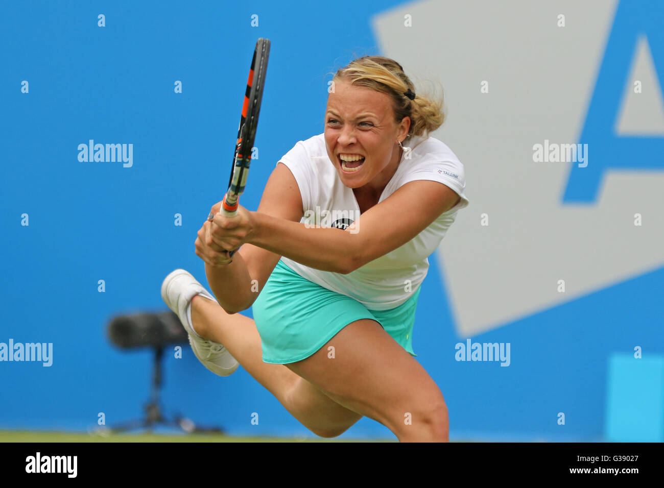 Nottingham Tennis Center, Nottingham, Regno Unito. Decimo Giugno, 2016. Aegon WTA Nottingham Open Day 7. Piena potenza da Anett Kontaveit di Estonia Credito: Azione Sport Plus/Alamy Live News Foto Stock