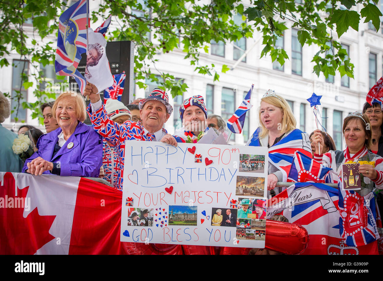 Londra, Regno Unito. Decimo Giugno, 2016. Wellwishers frequentare il servizio di ringraziamento durante il Queens novantesimo compleanno presso la cattedrale di St Paul a Londra, Regno Unito, 10 giugno 2016. Foto: Patrick van Katwijk/ point de vue fuori - nessun filo SERVICE -/dpa/Alamy Live News Foto Stock