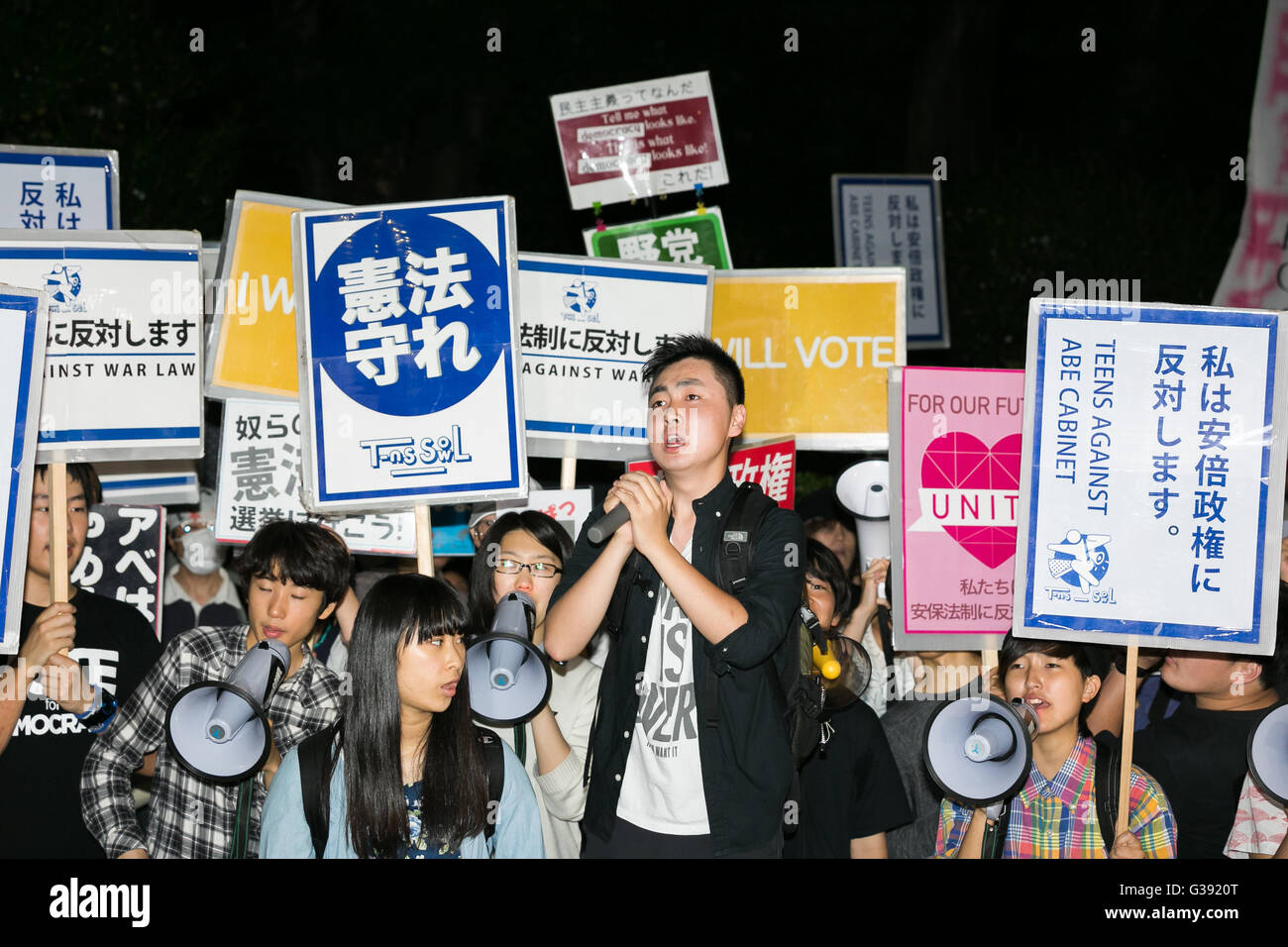 I membri di T-NS SOWL tenere cartelli per incoraggiare i giovani a votare in estate la casa dei Consiglieri elezioni al di fuori del palazzo del Parlamento il 10 giugno 2016, Tokyo, Giappone. I ragazzi di stand fino ad opporci alla guerra diritto (T-NS SOWL) è un attivista volontario di un gruppo di studenti di scuola superiore i cui obiettivi sono di proteggere la democrazia e il pacifismo in Giappone. Questo anno la casa dei consiglieri alle elezioni europee è la prima volta che 18 e 19 anni possono votare e organizzatori di dimostrazione rivendicato che 1500 hanno partecipato all'evento. © Rodrigo Reyes Marin/AFLO/Alamy Live News Foto Stock