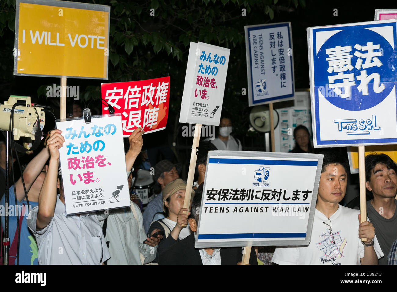 I membri di T-NS SOWL tenere cartelli per incoraggiare i giovani a votare in estate la casa dei Consiglieri elezioni al di fuori del palazzo del Parlamento il 10 giugno 2016, Tokyo, Giappone. I ragazzi di stand fino ad opporci alla guerra diritto (T-NS SOWL) è un attivista volontario di un gruppo di studenti di scuola superiore i cui obiettivi sono di proteggere la democrazia e il pacifismo in Giappone. Questo anno la casa dei consiglieri alle elezioni europee è la prima volta che 18 e 19 anni possono votare e organizzatori di dimostrazione rivendicato che 1500 hanno partecipato all'evento. © Rodrigo Reyes Marin/AFLO/Alamy Live News Foto Stock