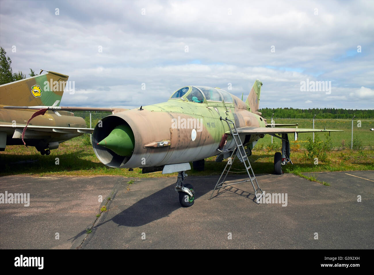 MiG-21UM jet fighter sul display, Finlandia Foto Stock