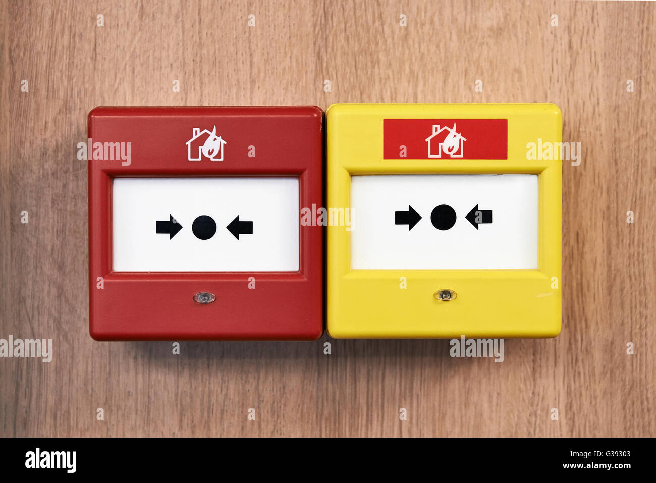 In prossimità di un impianto di allarme antincendio su di un pannello di legno dalla parte anteriore Foto Stock