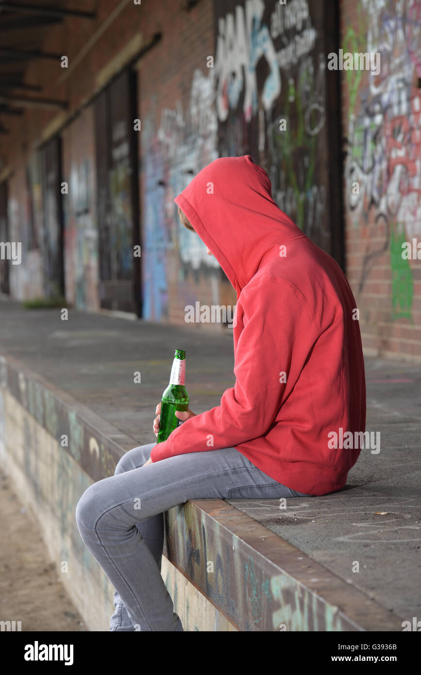 Giovane bere birra Foto Stock