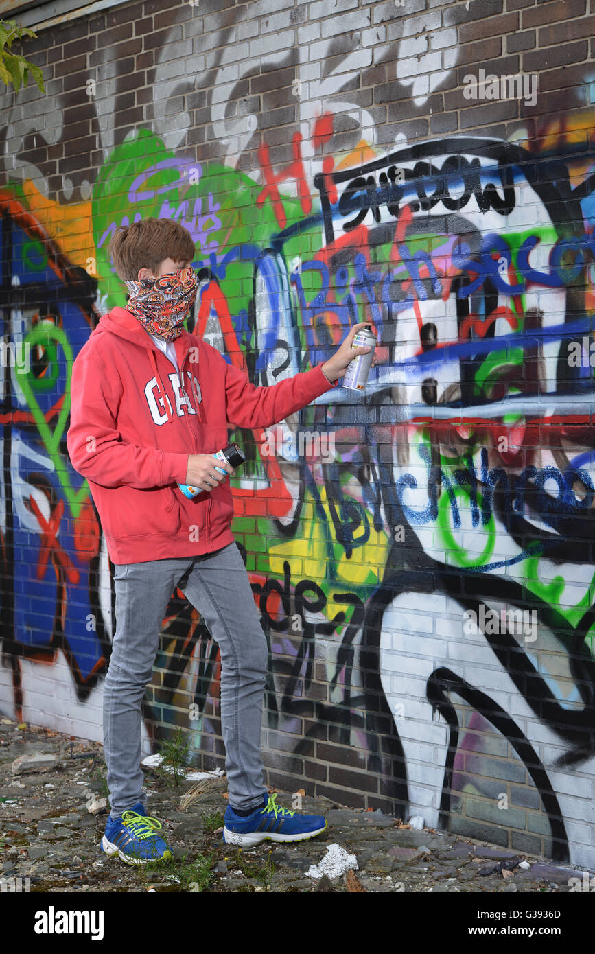 Il giovane, irroratrice graffiti Foto Stock