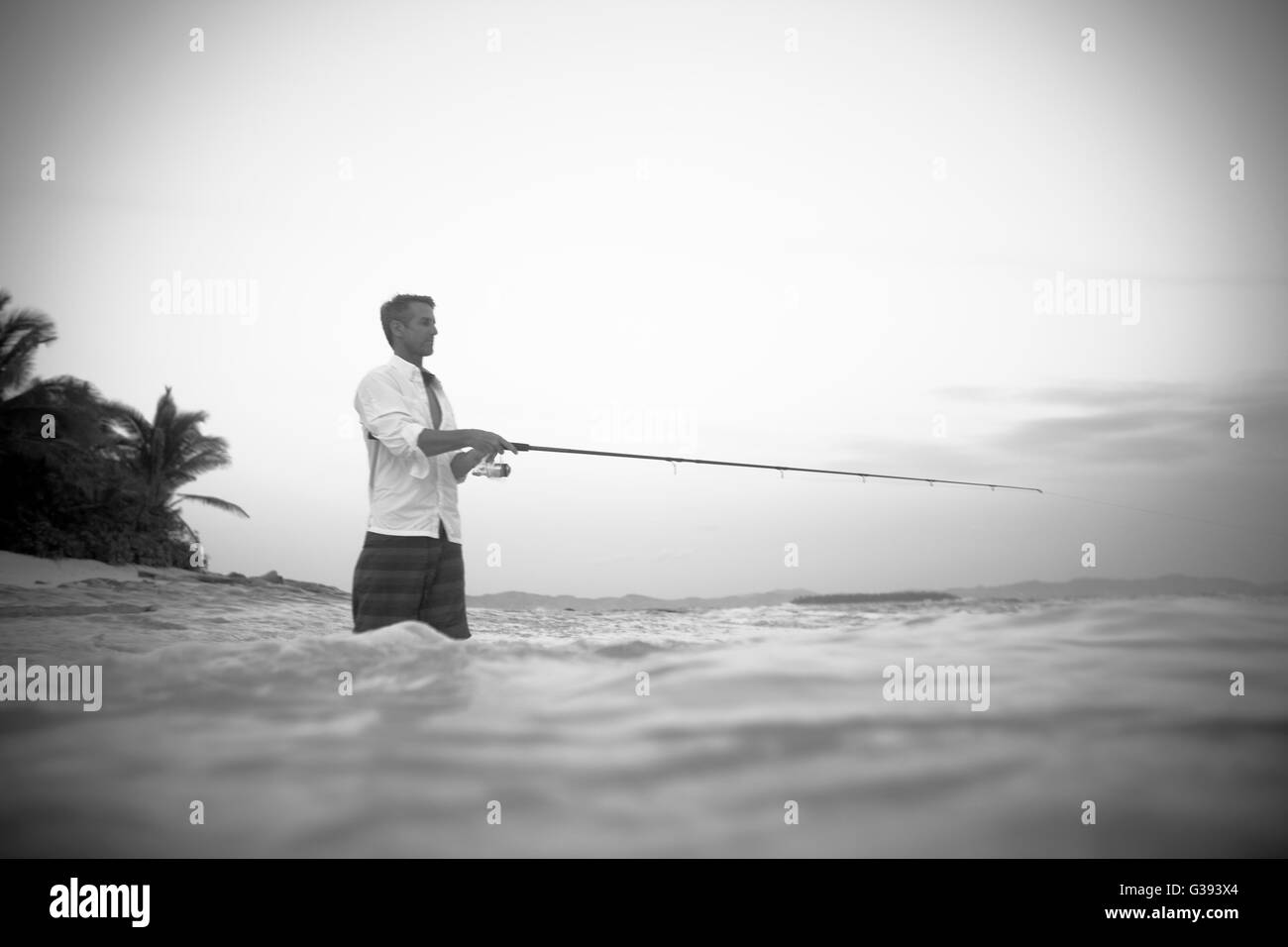 Fiji, Namotu Island, la pesca costiera, la filatura, la fustigazione per Blue Fin, carangidi Papio Foto Stock