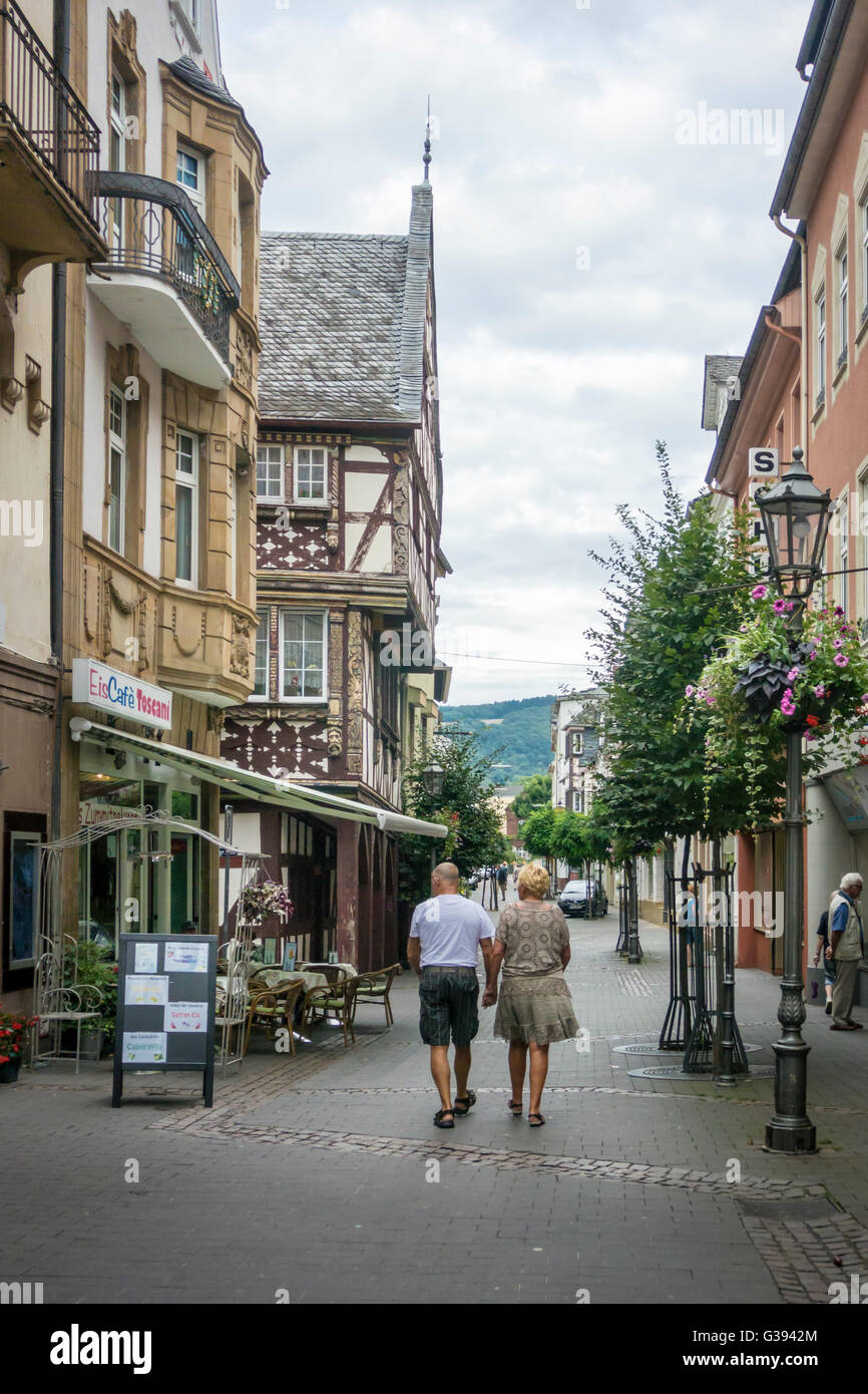 Un giovane tenendo le mani a piedi attraverso la città di Boppard, Germania Foto Stock