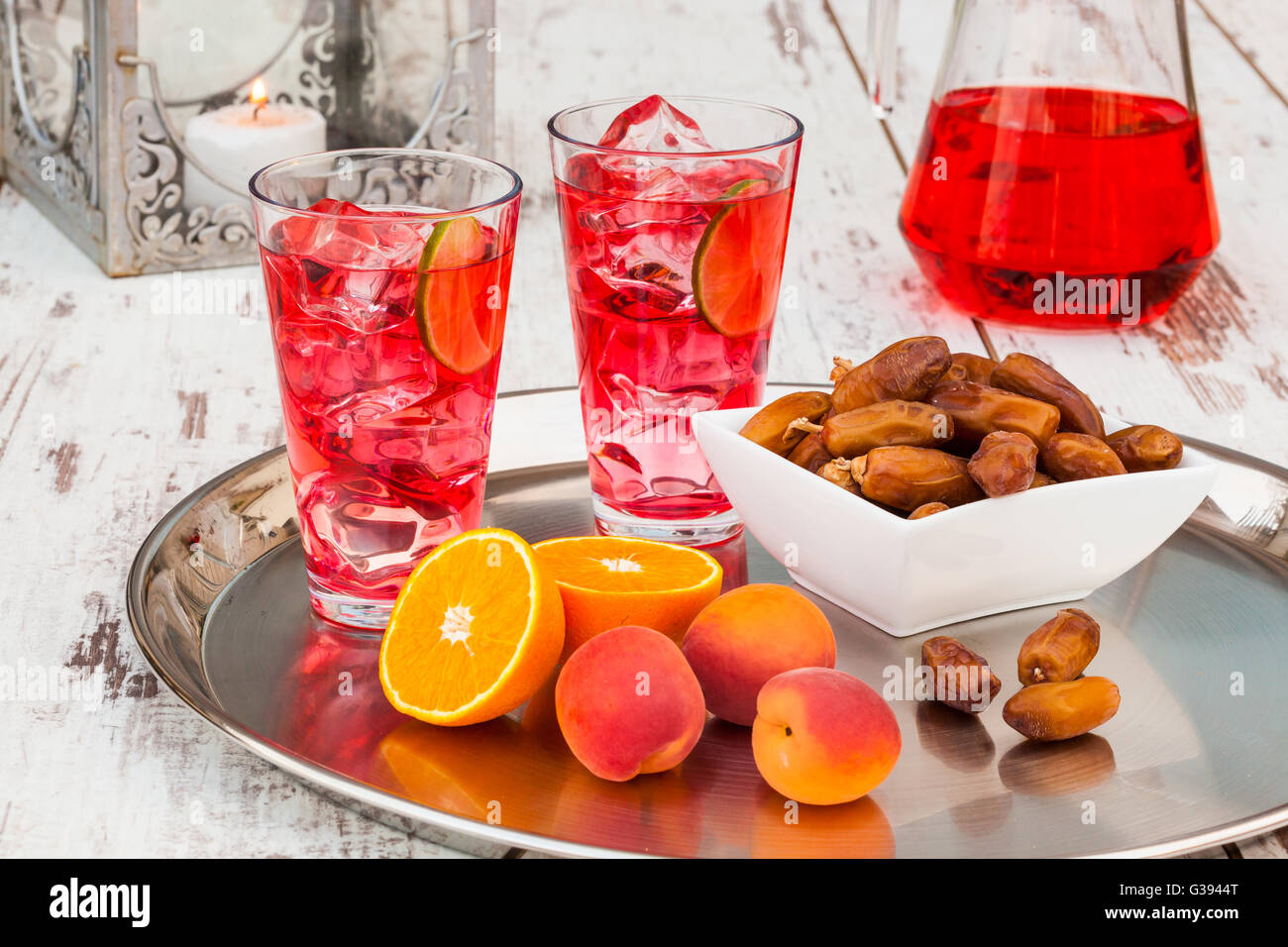 Freddo sciroppo rinfrescante drink, date di dolci e frutta per iftar break fast durante il mese di digiuno del Ramadan. Foto Stock