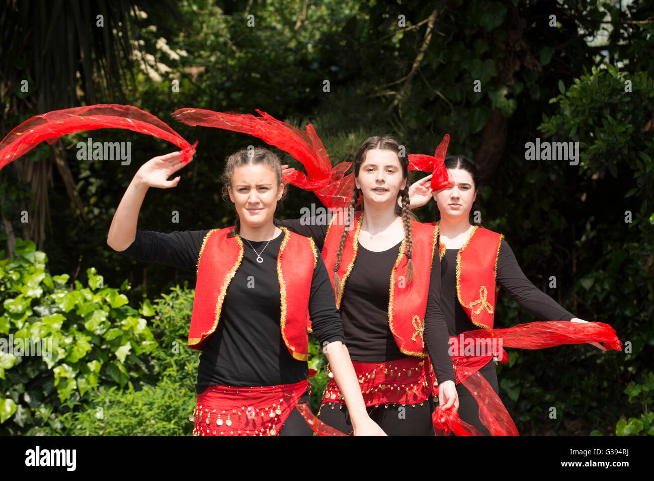 Londra Golders Green Childs Hill Park comunità albanese childrens' Day Festival giovani adolescenti costume nazionale folk dance Foto Stock