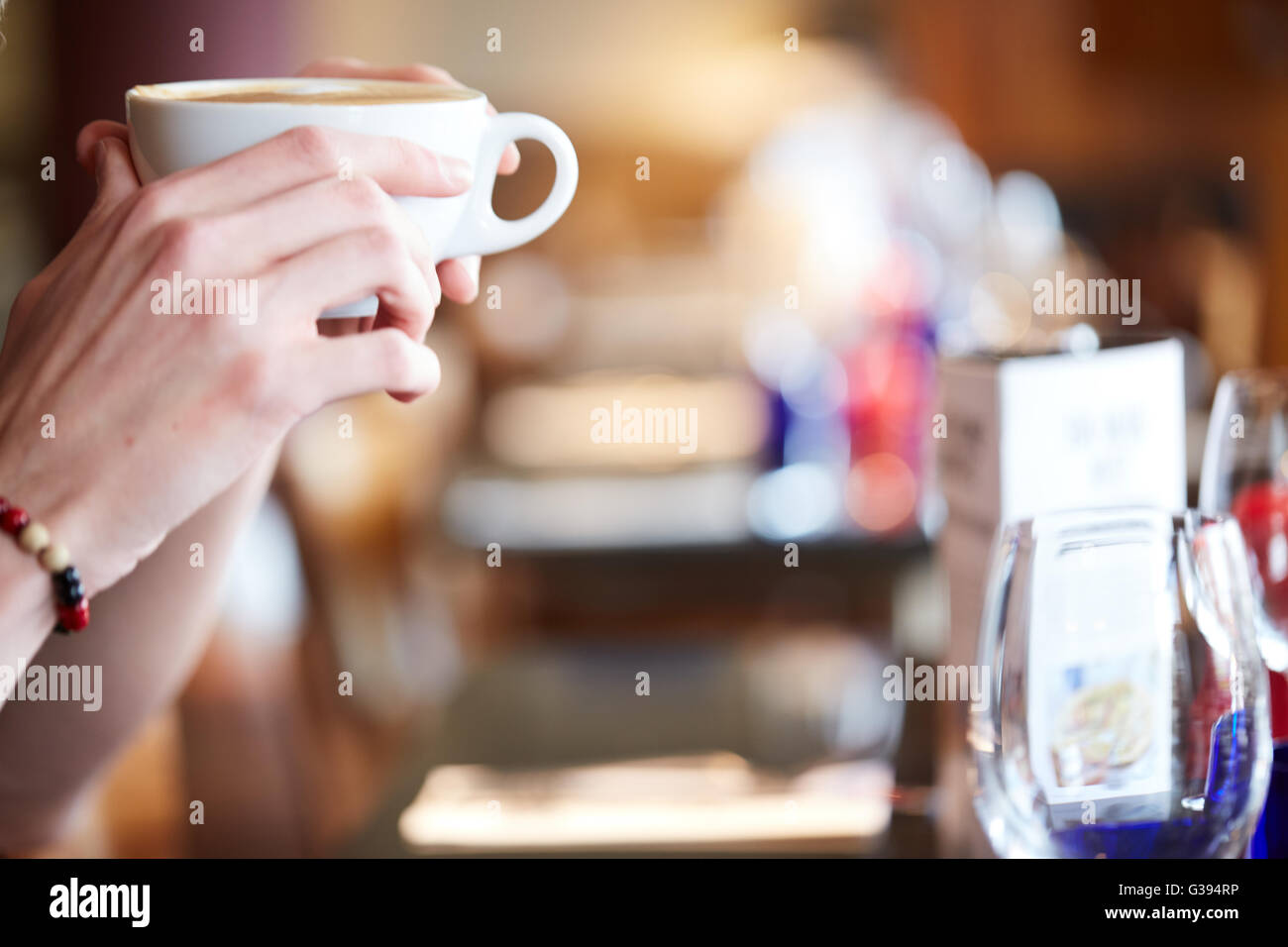 Coffee Shop il cliente in possesso di una tazza grande di caffè Foto Stock