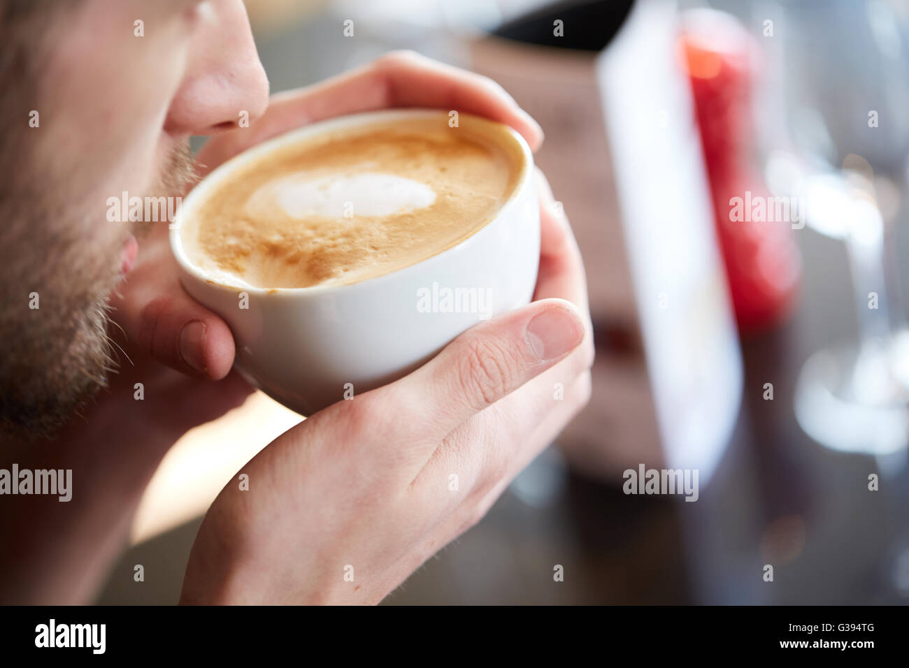 Coffee Shop il cliente in possesso di una tazza grande di caffè Foto Stock