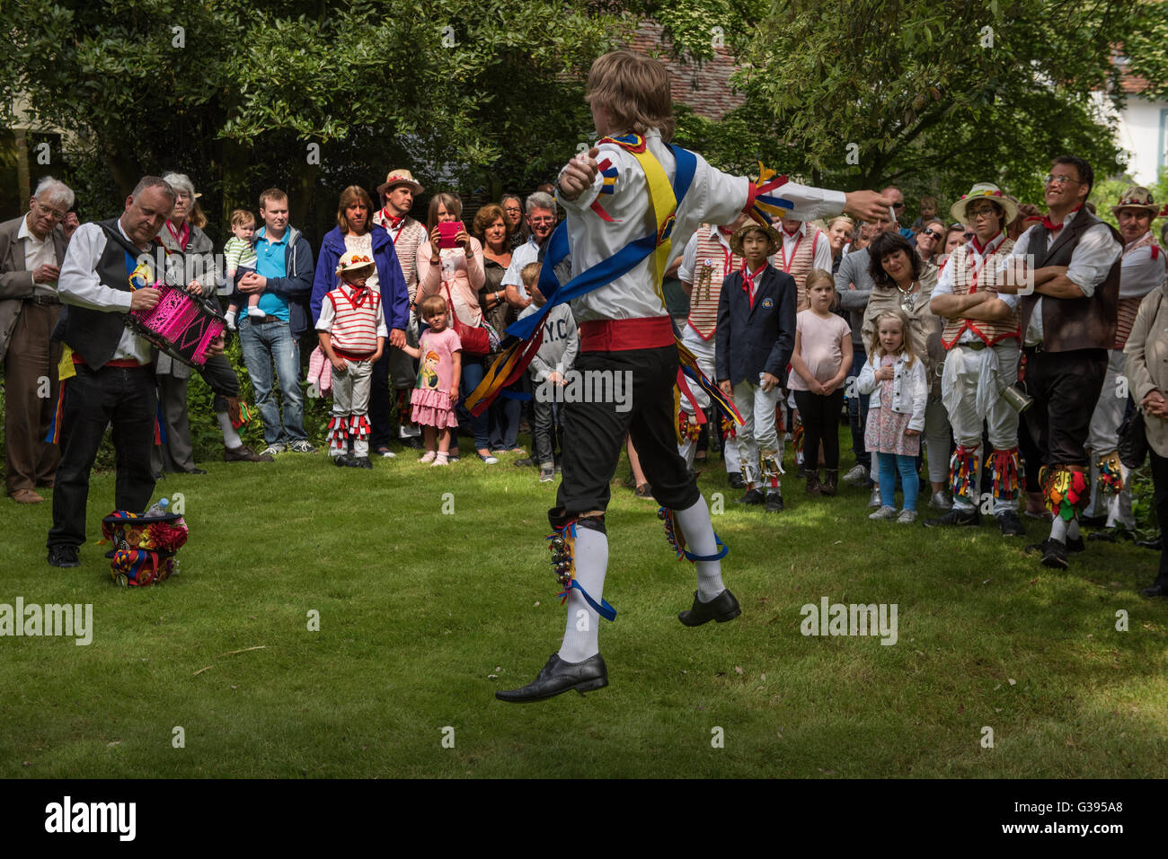 Thaxted Essex REGNO UNITO,Thaxted Morris Weekend-una riunione degli Stati club dell'anello di Morris ospitato da Thaxted Morris uomini. 4-5 maggio 2016, Thaxted Essex REGNO UNITO,Moulton Morris lato eseguire nei balli di massa Foto Stock