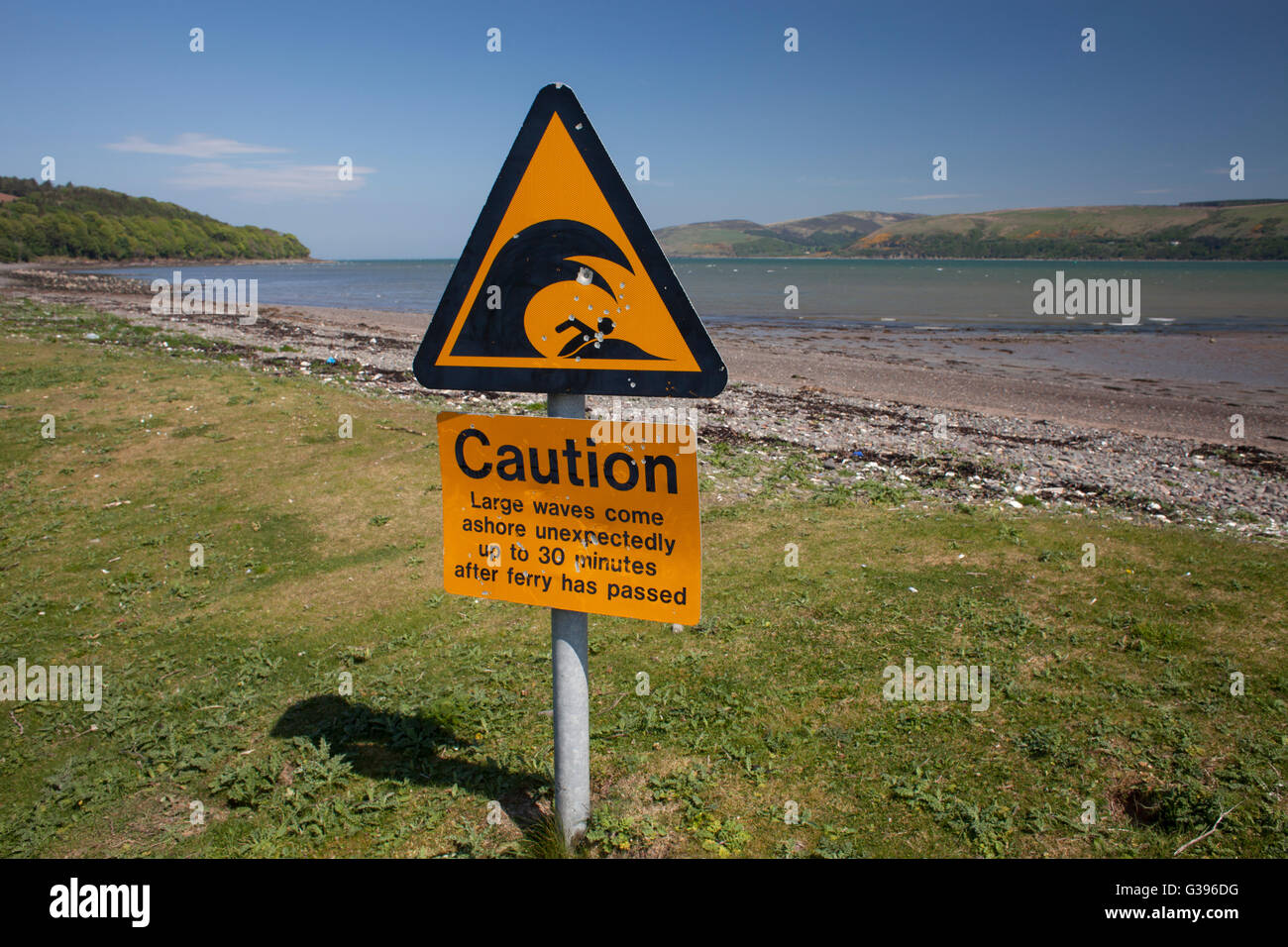 Loch Ryan, segno di avvertimento avvertimento circa il pericolo di grandi onde create da traghetti, Rhins di Galloway, Scotland, Regno Unito Foto Stock