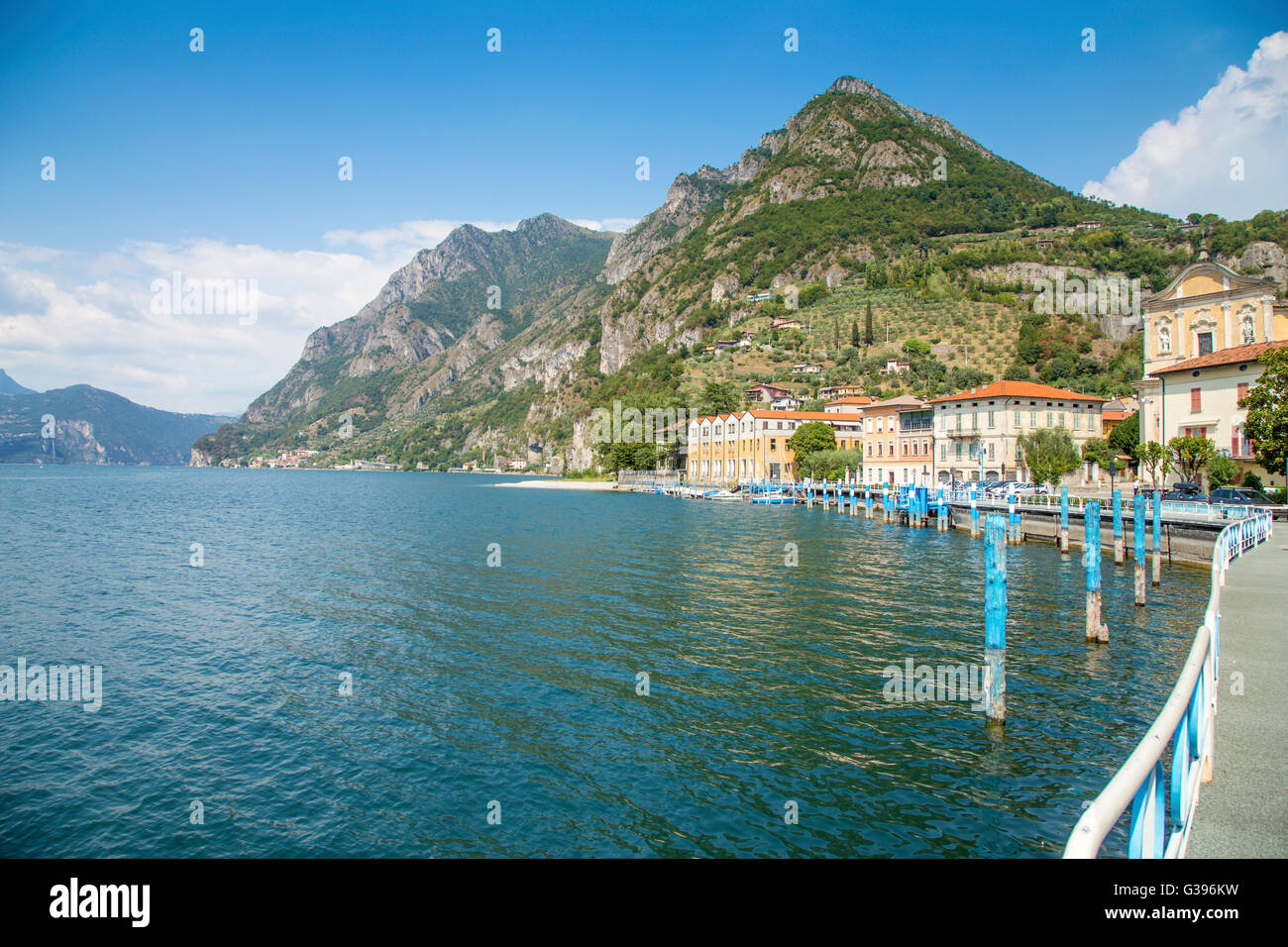 Vista panoramica del lago d'Iseo, il quarto lago più grande in Lombardia Italia. Ci sono diverse città medievali intorno al lago riempito wit Foto Stock
