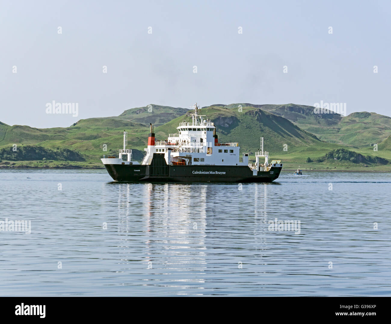 Caledonian Macbrayne traghetto per trasporto auto e passeggeri Coruisk in Oban Bay Hotel in Argyll & Bute Scozia con isola Kerrera parte posteriore Foto Stock