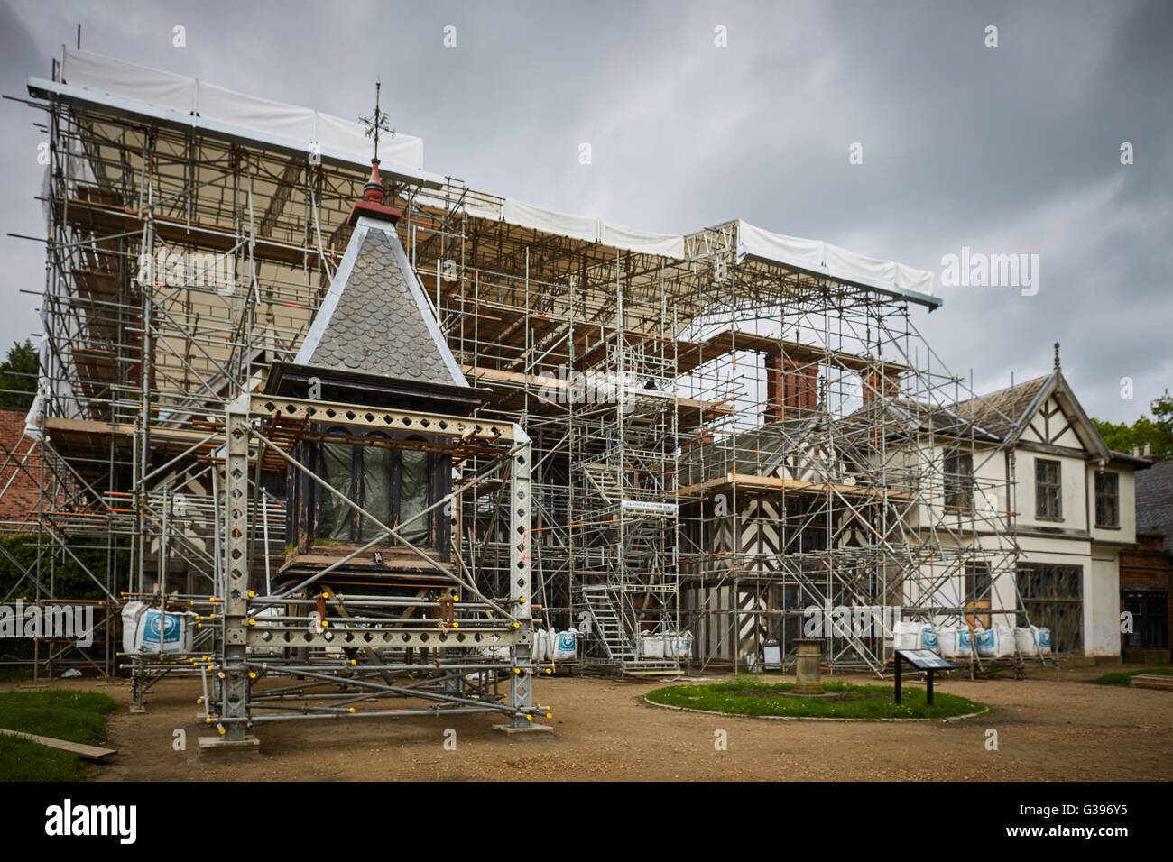 Wythenshawe Hall fire danneggiato del XVI secolo legno medievali con cornice storica casa e ex casa padronale a Wythenshawe Park, M Foto Stock