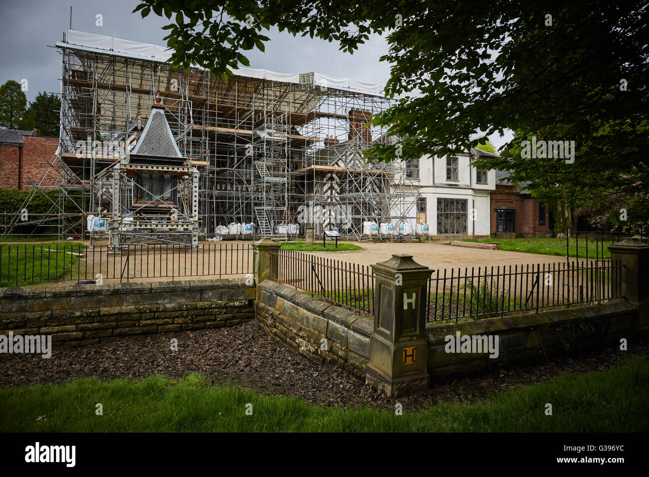 Wythenshawe Hall fire danneggiato del XVI secolo legno medievali con cornice storica casa e ex casa padronale a Wythenshawe Park, M Foto Stock
