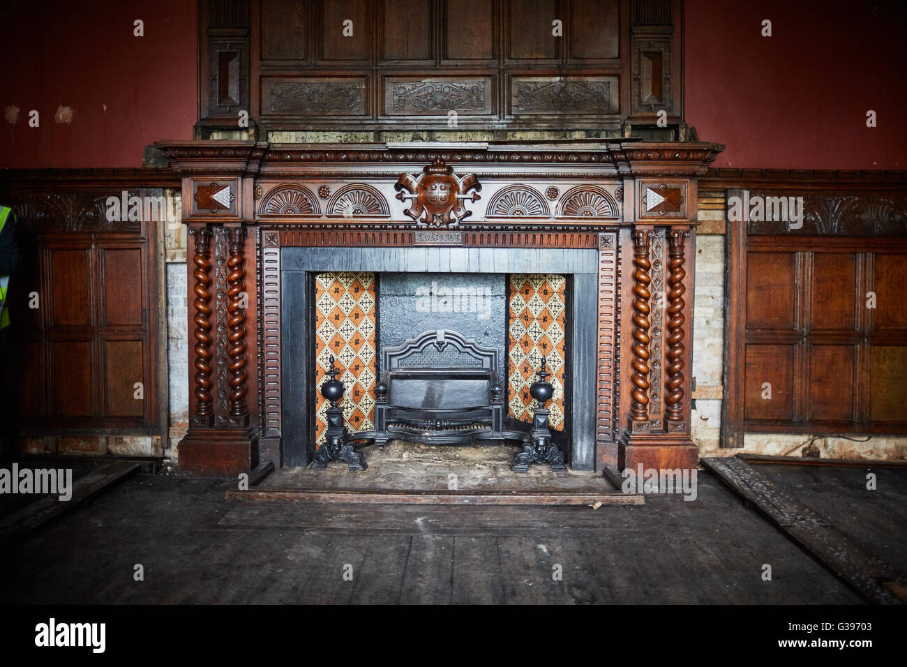 Wythenshawe Hall fire danneggiato del XVI secolo legno medievali con cornice storica casa e ex casa padronale a Wythenshawe Park, M Foto Stock