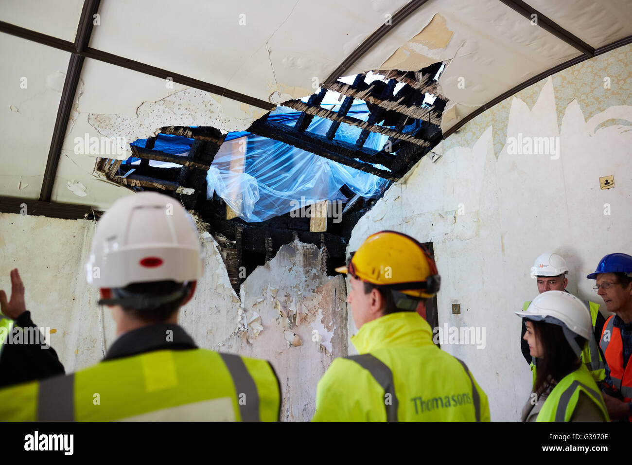 Wythenshawe Hall fire danneggiato del XVI secolo legno medievali con cornice storica casa e ex casa padronale a Wythenshawe Park, M Foto Stock