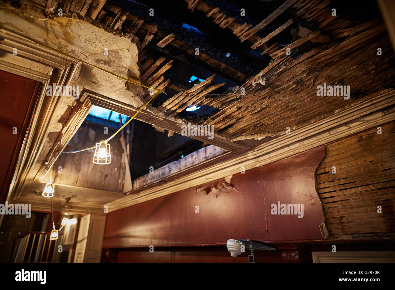 Wythenshawe Hall fire danneggiato del XVI secolo legno medievali con cornice storica casa e ex casa padronale a Wythenshawe Park, M Foto Stock