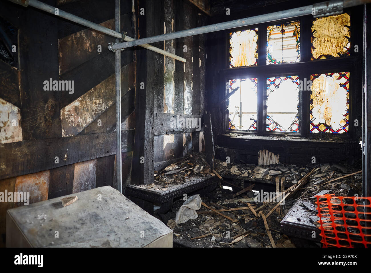Wythenshawe Hall fire danneggiato del XVI secolo legno medievali con cornice storica casa e ex casa padronale a Wythenshawe Park, M Foto Stock