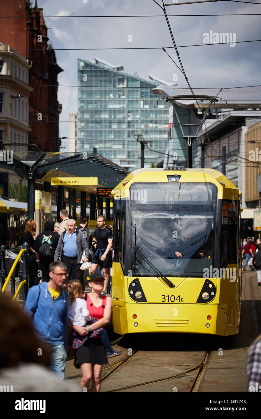 Un tram Metrolink si è fermato a Market Street station arrestare interrompere i passeggeri attraversano la linea di informare del tram. Trasportatore di trasporto Foto Stock